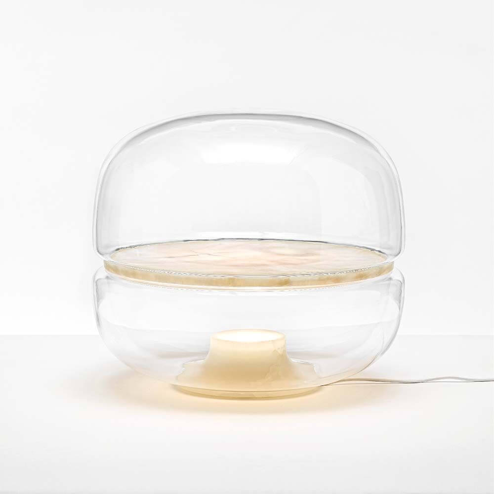 Brokis Tischleuchte Macaron L in transparentem Design mit Onyxbasis und mundgeblasenem Glas.
