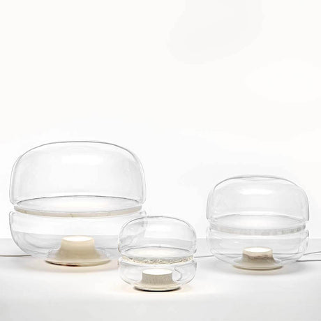 Brokis Tischleuchte Macaron L in transparentem Glas mit onyxfarbener Basis, elegant und modern.
