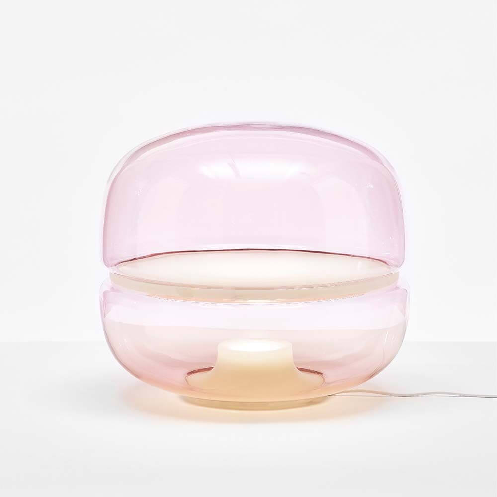 Brokis Tischleuchte Macaron L in zartem rosafarbenem mundgeblasenem Glas, elegant und modern.
