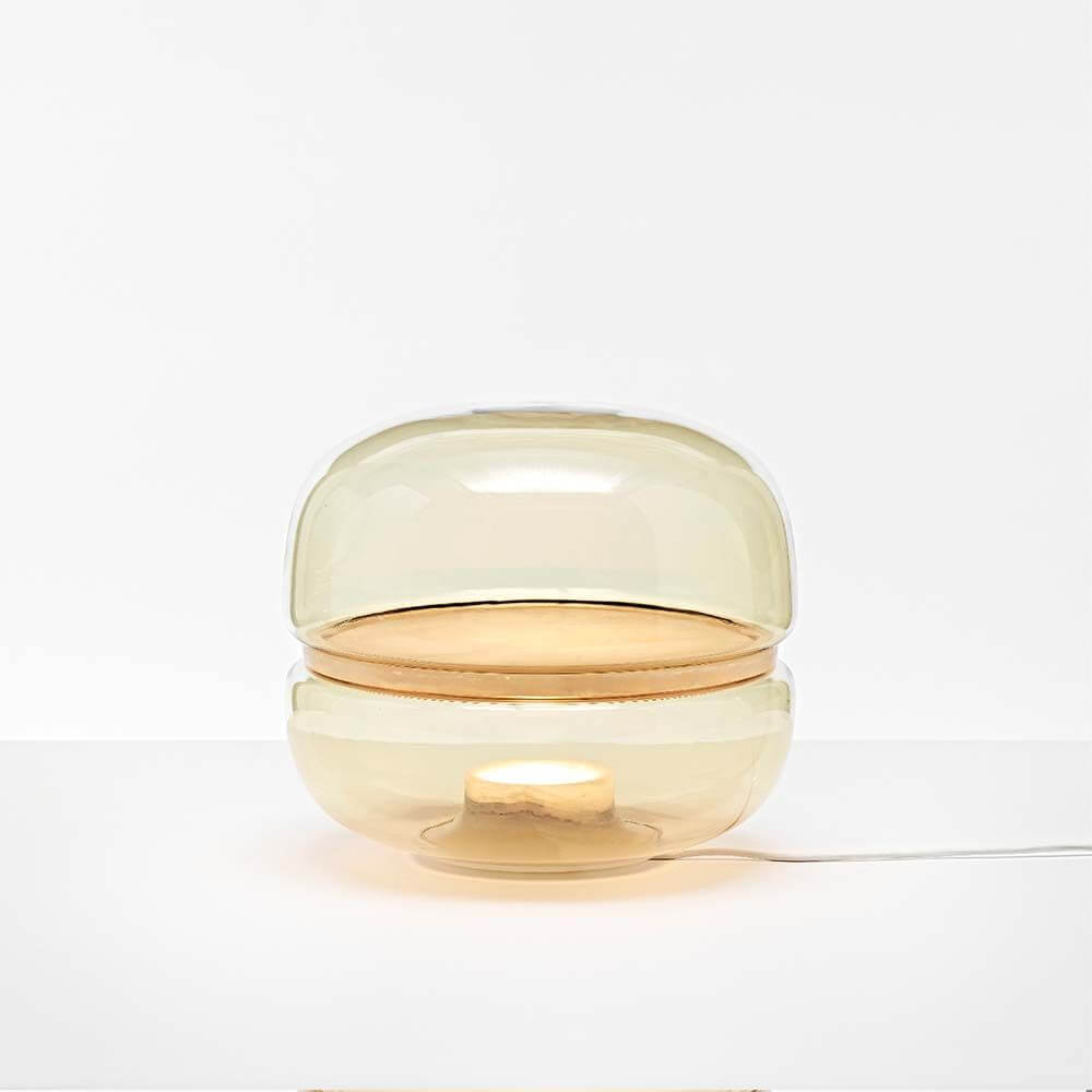 Brokis Tischleuchte Macaron M mit mundgeblasenem Glas und Onyxbasis, die charmante Lichtakzente setzt.