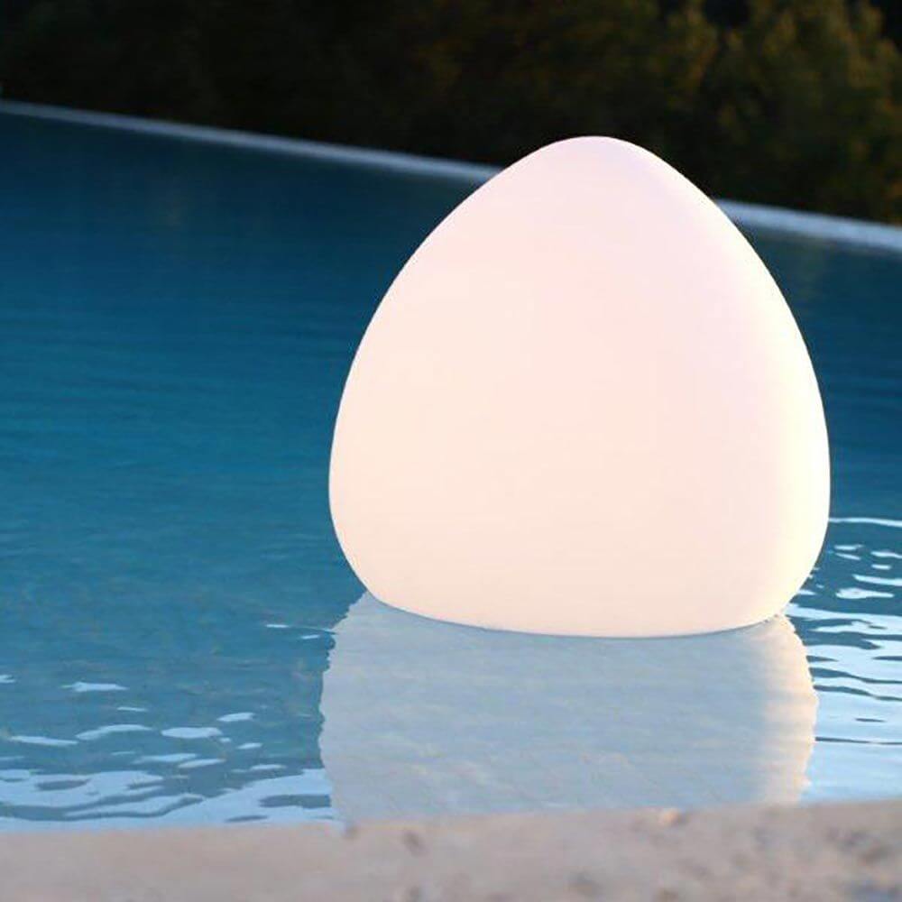 Bruchfeste LED-Akkulampe Stone im Wasser, ideal für Terrasse und Garten, mit App-Steuerung und Farbwechsel.