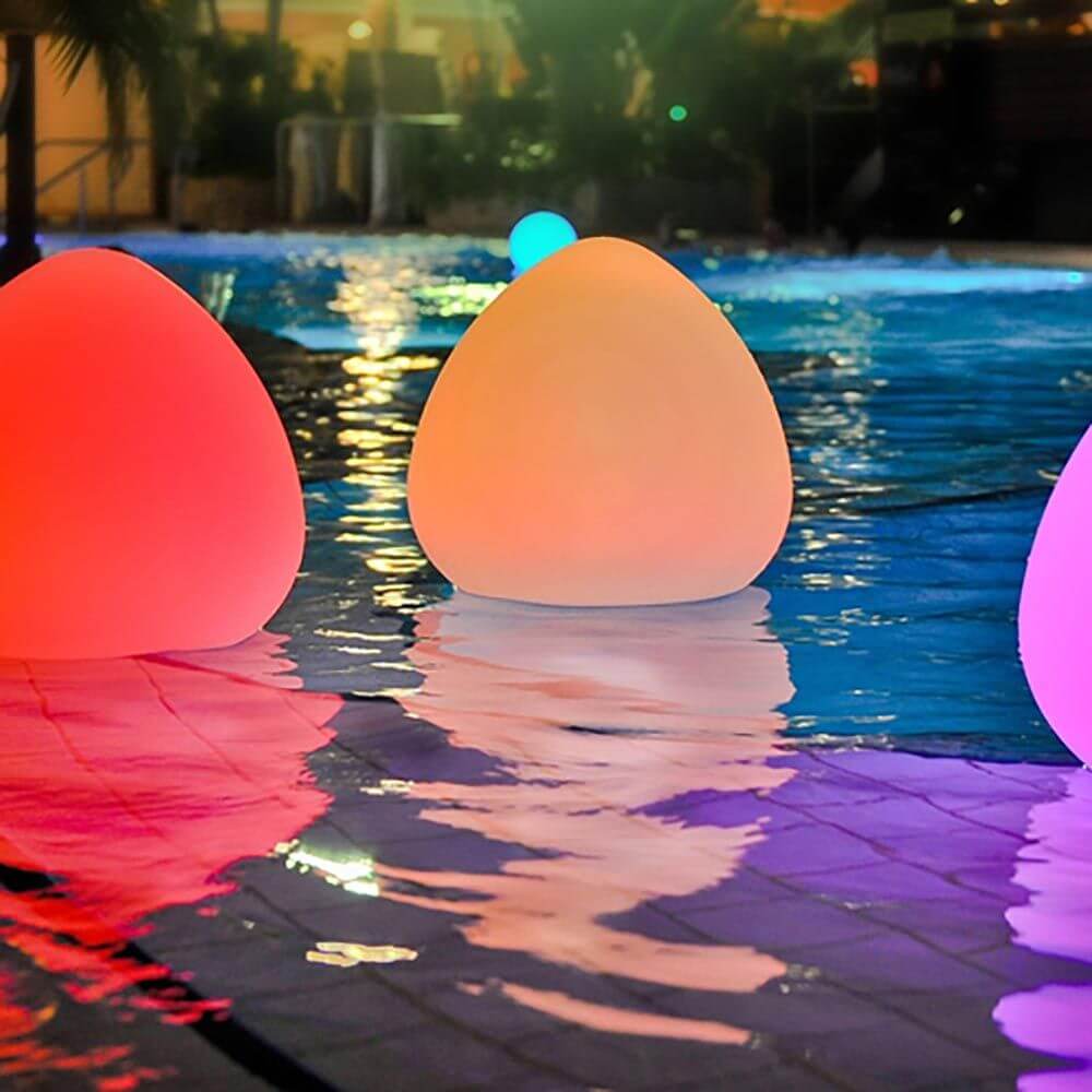 Bruchfeste LED-Akkulampe Stone im Wasser mit Farbwechsel, ideal für Garten und Terrasse.