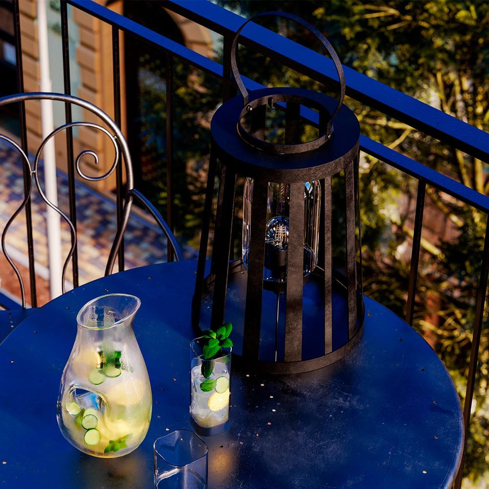 Außenlampe Delphia Tisch- & Bodenlampe IP44 auf einem Balkon mit Getränken und Gläsern.