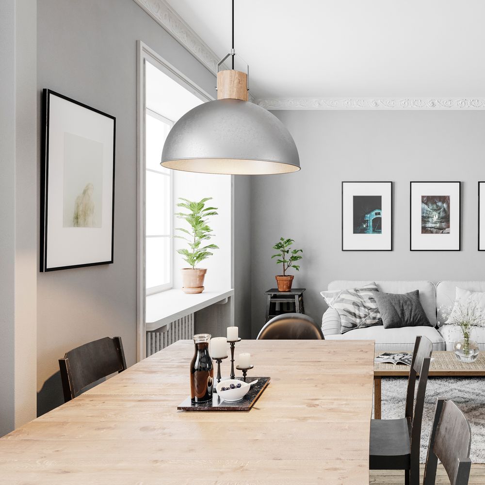 Buckler Pendelleuchte Ø 45cm im modernen Esszimmer über einem Holzstisch mit Pflanzen und Bildern im Hintergrund.