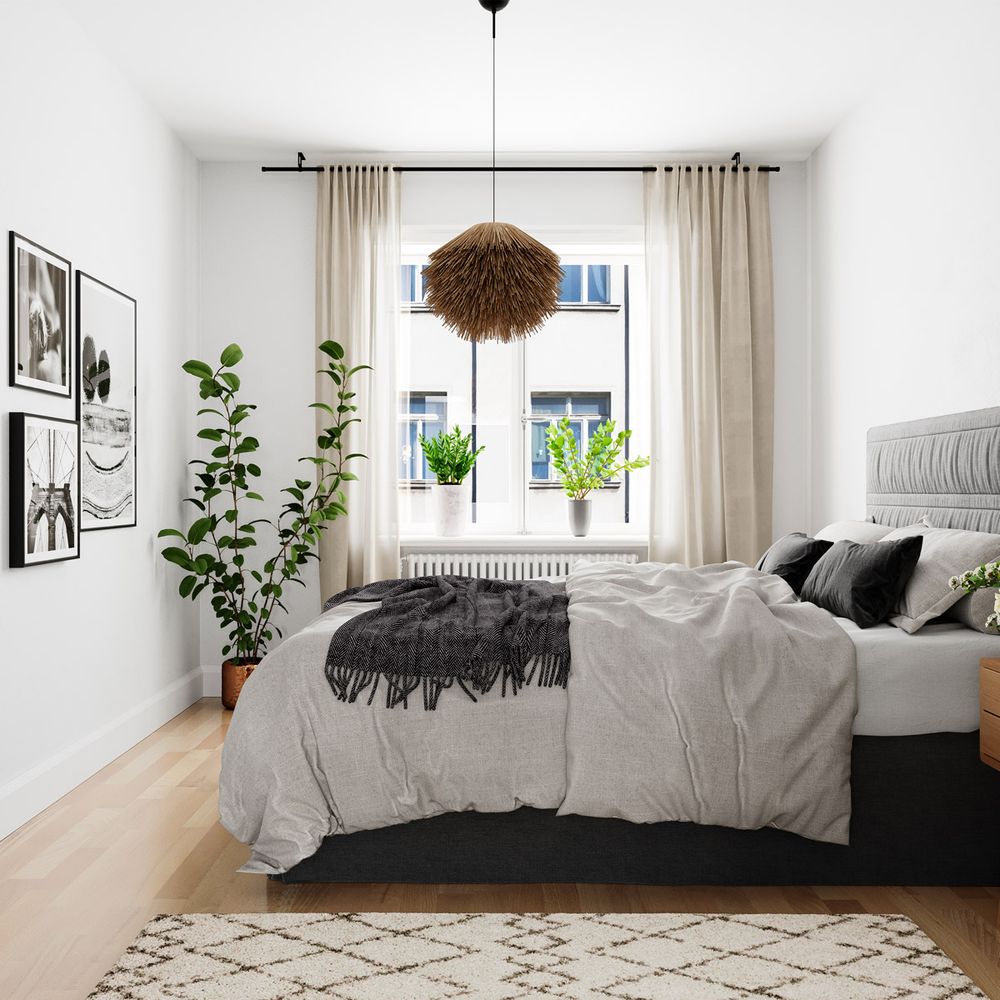 Helle Schlafzimmer mit Bali Hängeleuchte aus Bambusstroh, Pflanzen und eleganter Bettwäsche in modernem Design.