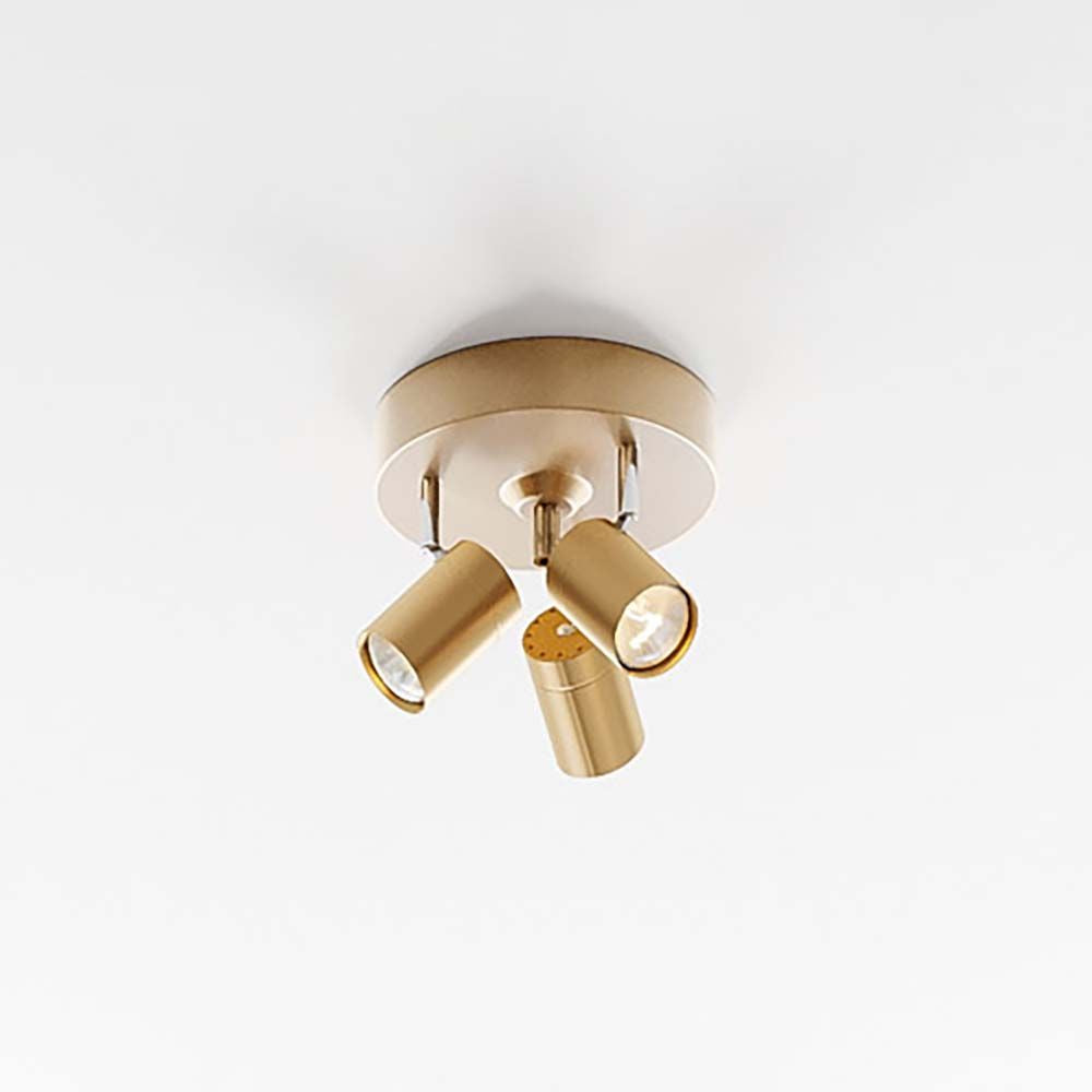 Taklampe Correct 3-lys – elegant takspot i gull med justerbare hoder for gang og soverom.
