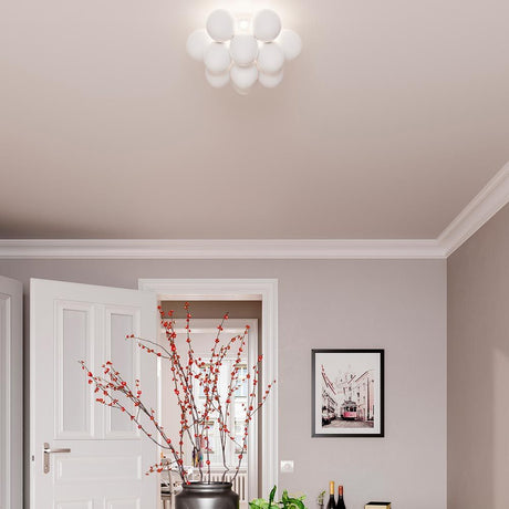 Deckenlampe Gross Ø 30cm Weiß im modernen Raum mit stilvoller Blumendekoration.