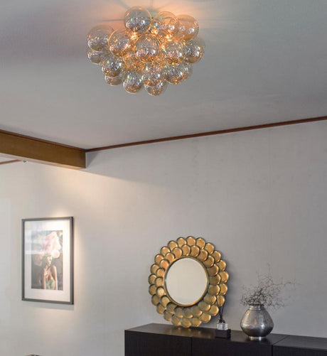 Taklampa Gross Ø 50 cm över ett modernt vardagsrum med elegant inredning.