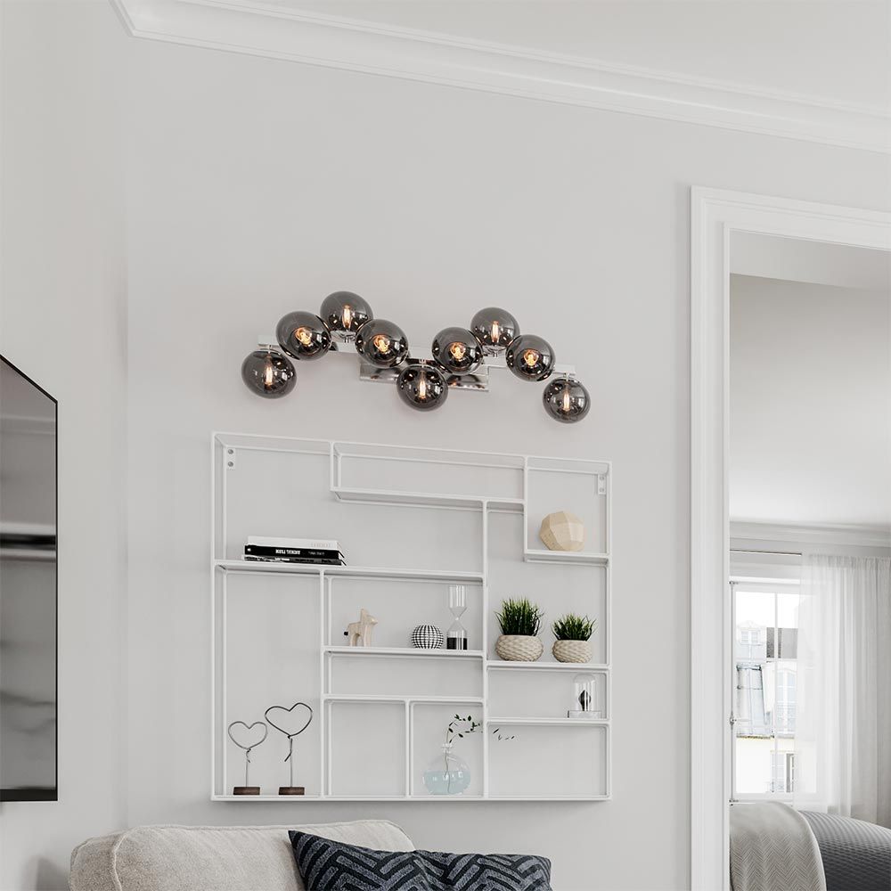 Vegg- og taklampe Splendor 9-flg krom røykglass på veggen i et moderne rom.