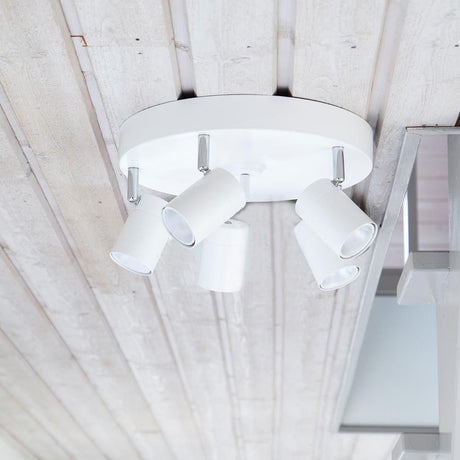 Faretti da soffitto Correct a 5 luci con cinque teste bianche regolabili per un'illuminazione elegante in corridoio e in camera da letto.