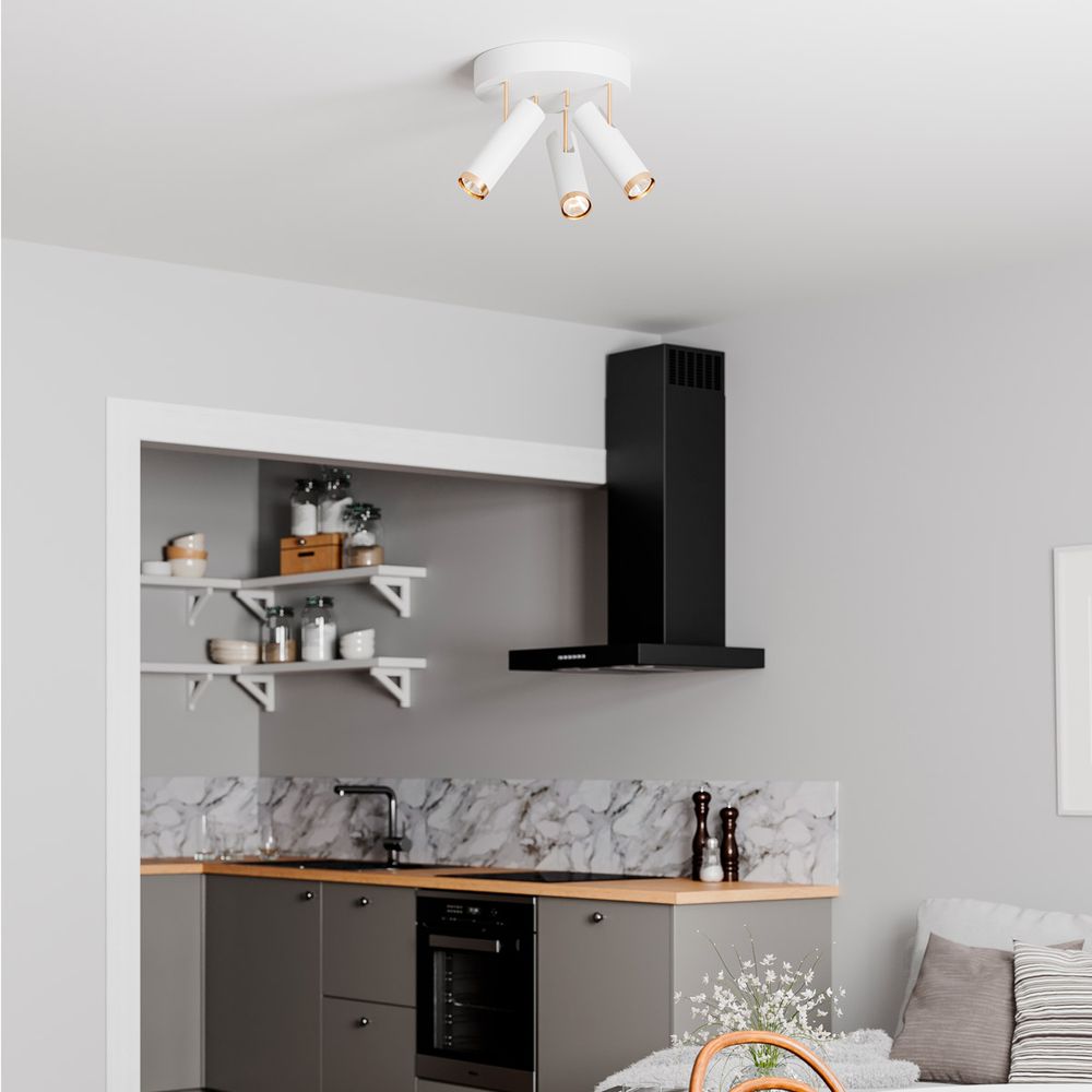 Deckenstrahler Puls 3-flammig in modernem Küchenambiente, weiß-goldfarbenes Design, flexibel ausrichtbare Strahler.
