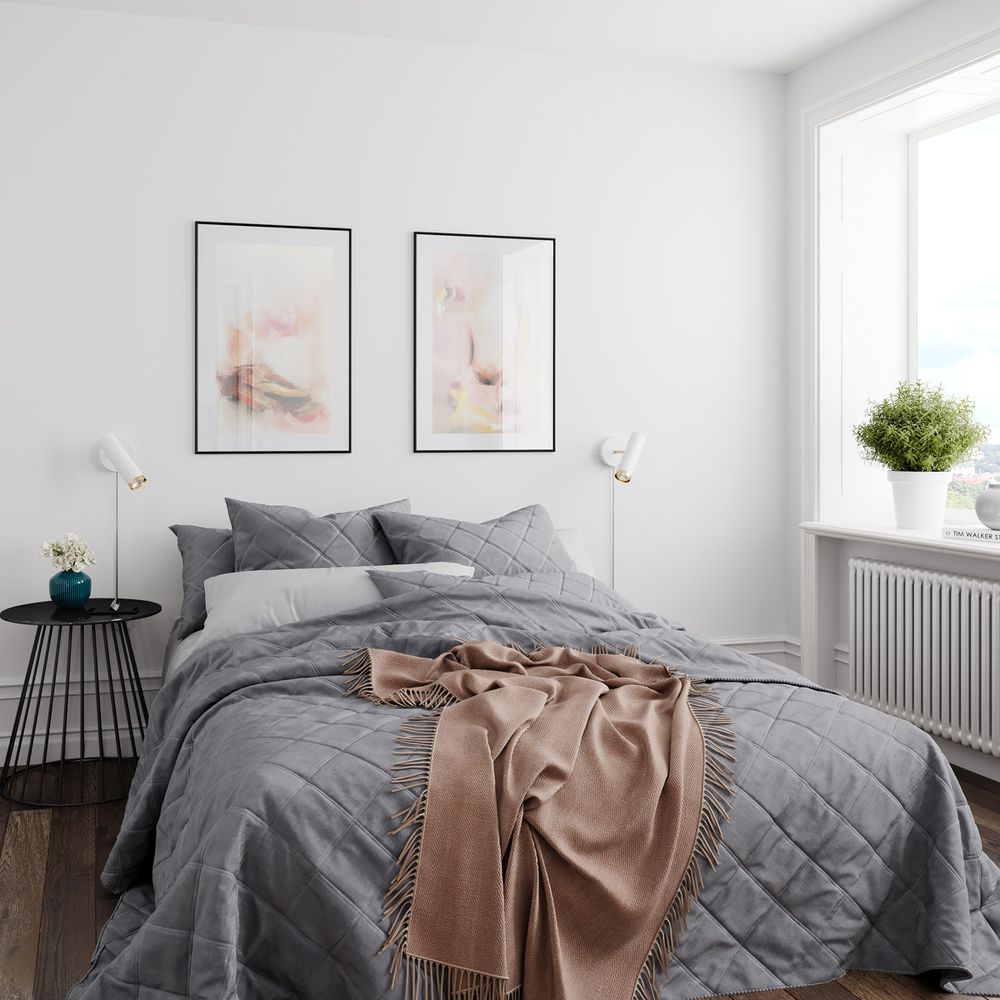 Wandstrahler Puls Weiß neben dem Bett in einem modern eingerichteten Schlafzimmer mit Skandinavischem Design.