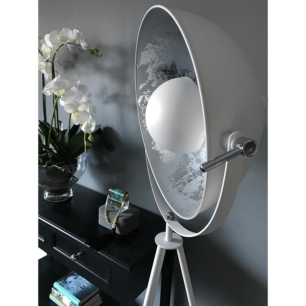 Trefot gulvlampe Captain Mini med moderne design og dekorativt lysbilde, perfekt for ethvert hjem.