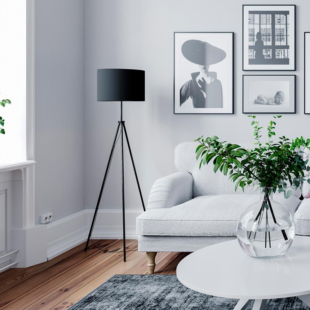Trepot gulvlampe Rina 145 cm i moderne stue med grå sofa og plante i bakgrunnen.