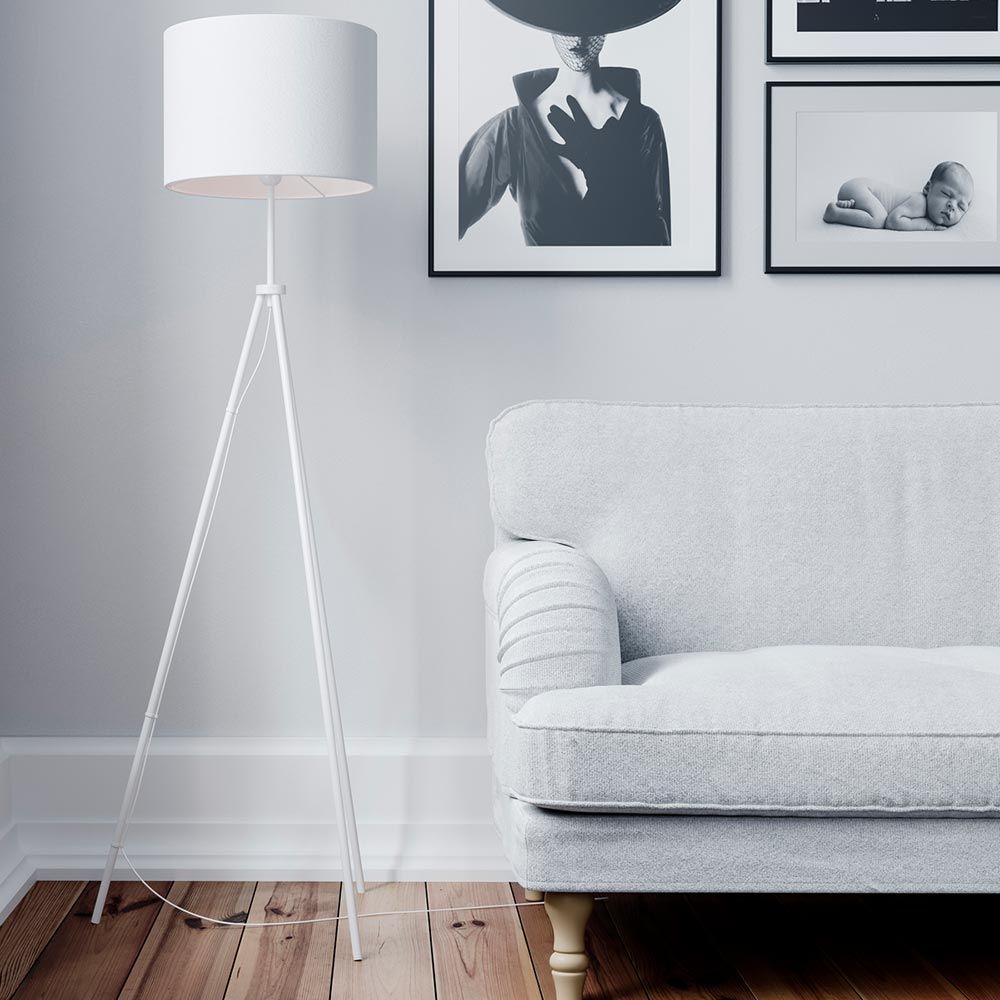 Trepot gulvlampe Rina 145 cm i hvitt ved siden av en grå sofa i et moderne oppholdsrom