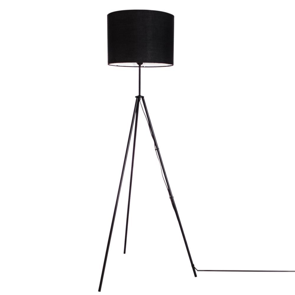 Trepot gulvlampe Rina 145 cm med svart lampeskjerm og elegant design.