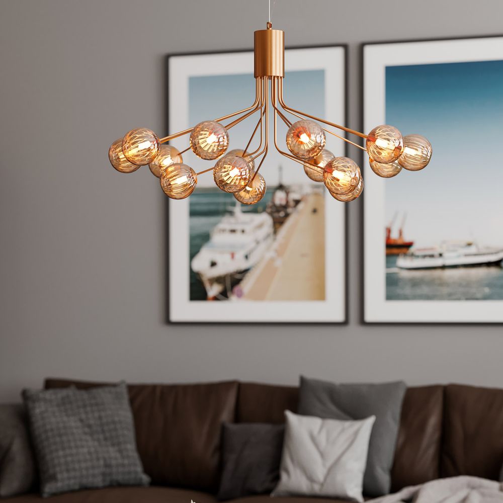 Galax Hängeleuchte 15-flammig in modernem Design mit hochwertigen Glasschirmen über einer gemütlichen Couch.