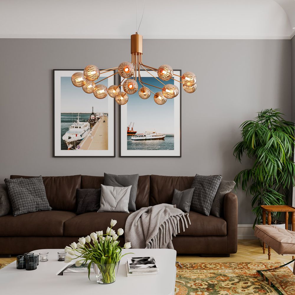 Galax Hängeleuchte 15-flammig im stilvollen Wohnzimmer mit eleganter Einrichtung und Pflanzen.
