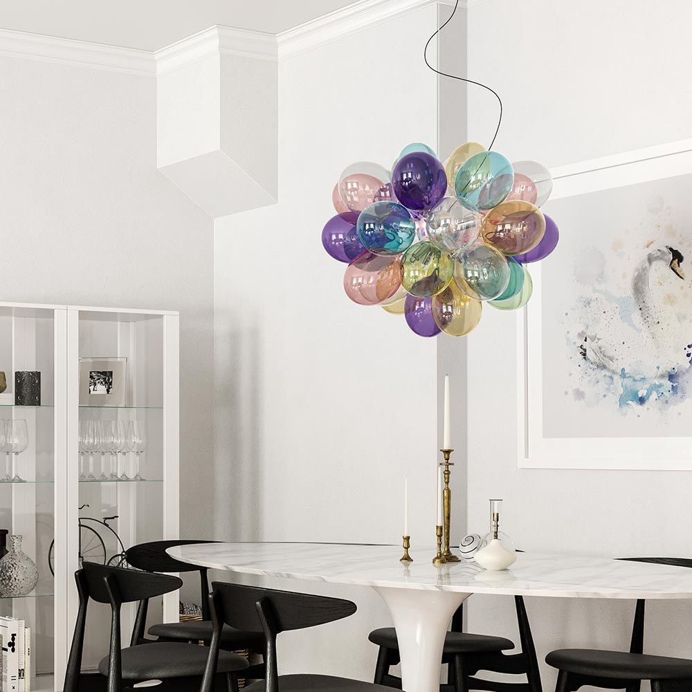 Glasspendelampe Gross Ø 50 cm som stilfull belysning over et elegant spisebord i moderne interiør.