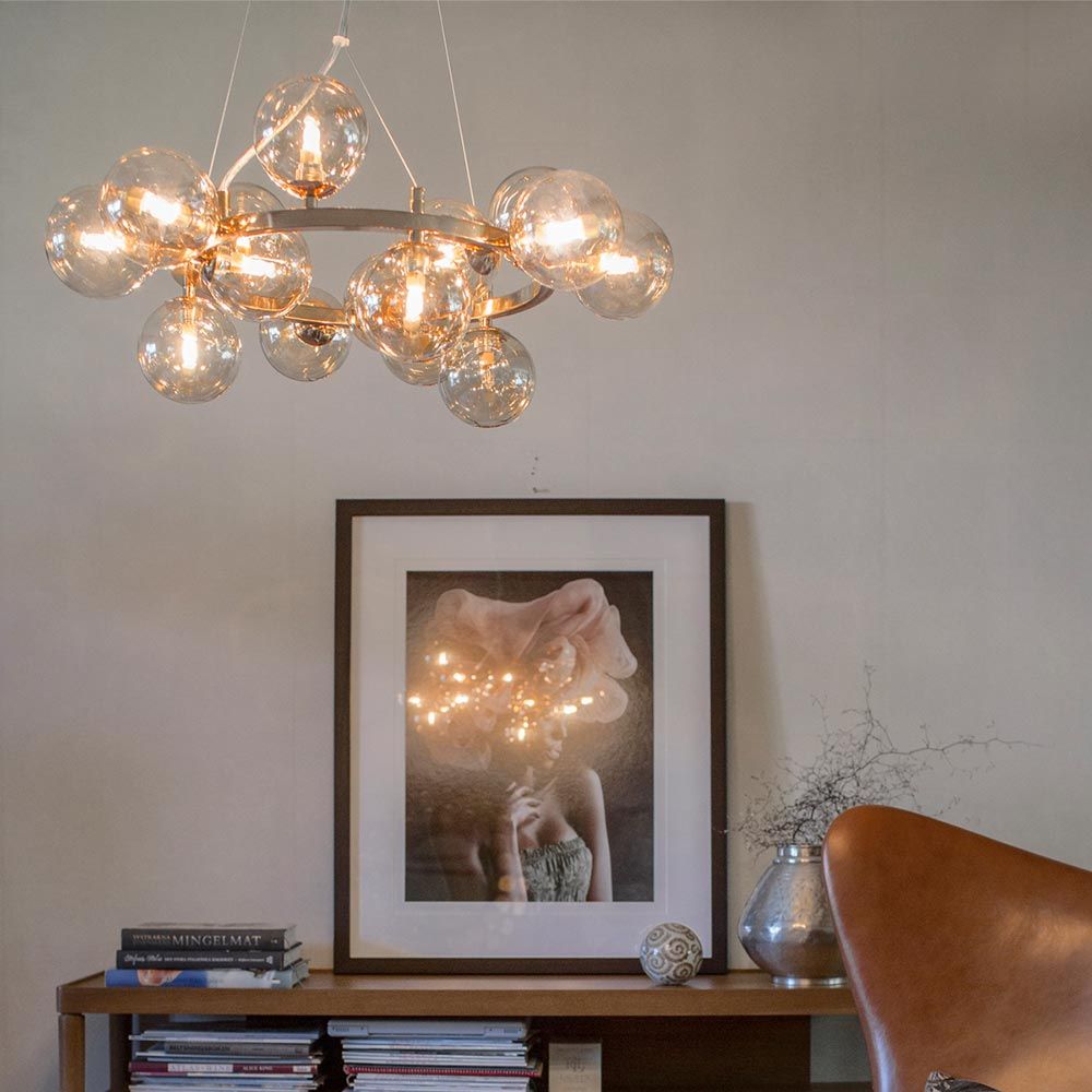 Glas Hängelampe Splendor 15-flg. Amber im modernen Wohnambiente über einem Tisch.