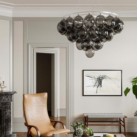 Suspension Gross Giant Ø 100 cm boules en verre dans un espace de vie moderne avec mobilier élégant.