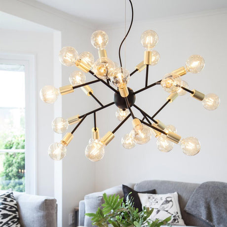Lampada a sospensione Heroes a 24 luci, nera con accenti dorati e più lampade per un'illuminazione elegante dell'ambiente.