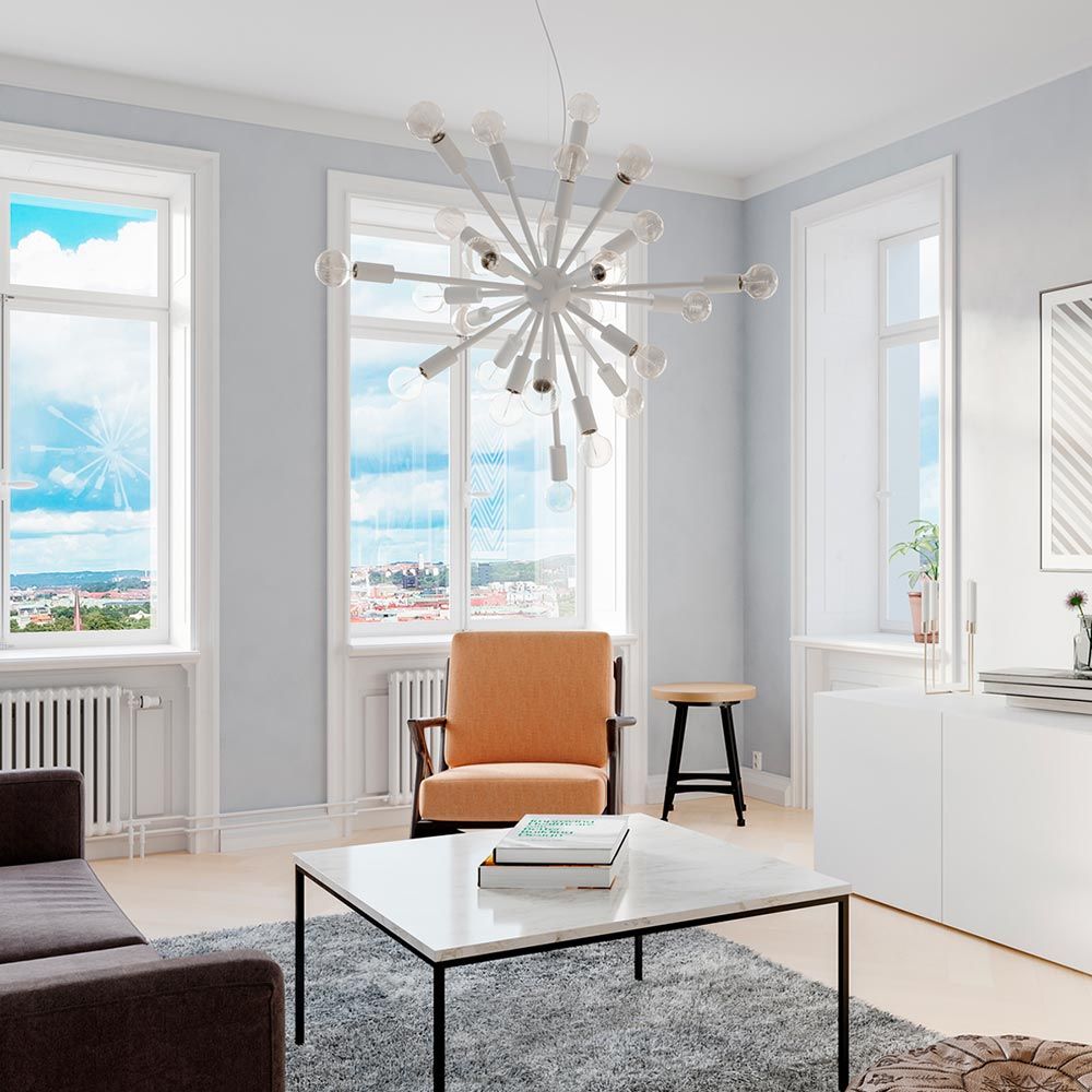 Hengelampe Leo med 24 lamper i moderne stue med vinduer og sofa