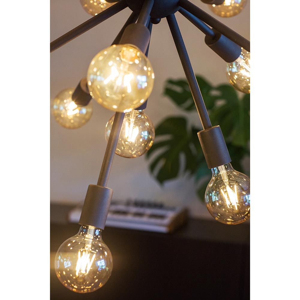 Hengelampe Leo med 24 lamper og 24 lysarmer samt dekorative lyspærer, ideell for moderne boligdesign.