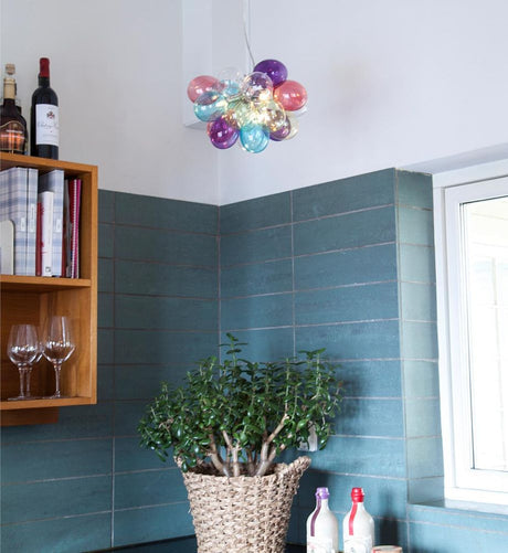Lampada a sospensione Gross Ø 30 cm multicolore in una cucina moderna con vetri colorati e stile.