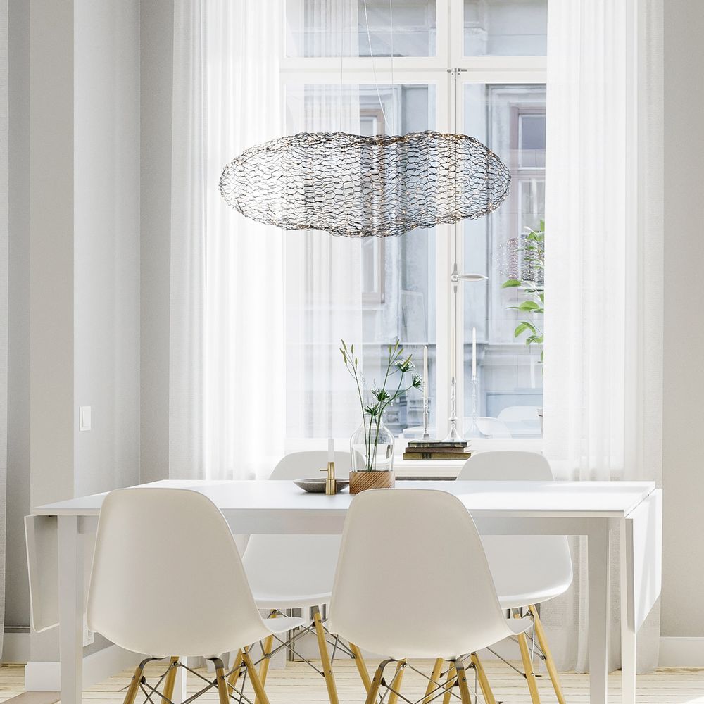 Hayden LED Hängeleuchte 115cm Schwarz-Matt beleuchtet einen modernen Esstisch in einem hellen Raum.