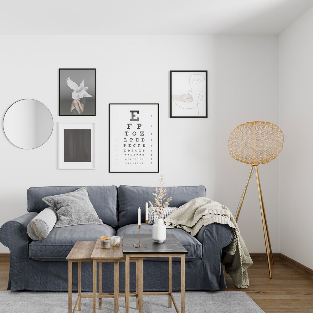 Gemütliches Wohnzimmer mit Hayden LED Stehleuchte, grauem Sofa und stilvollen Wandbildern.