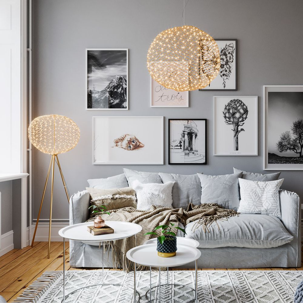 Moderne Wohnszene mit Hayden LED Stehleuchte und gemütlichem Sofa, beleuchtet von einem warmen Lichtschein.