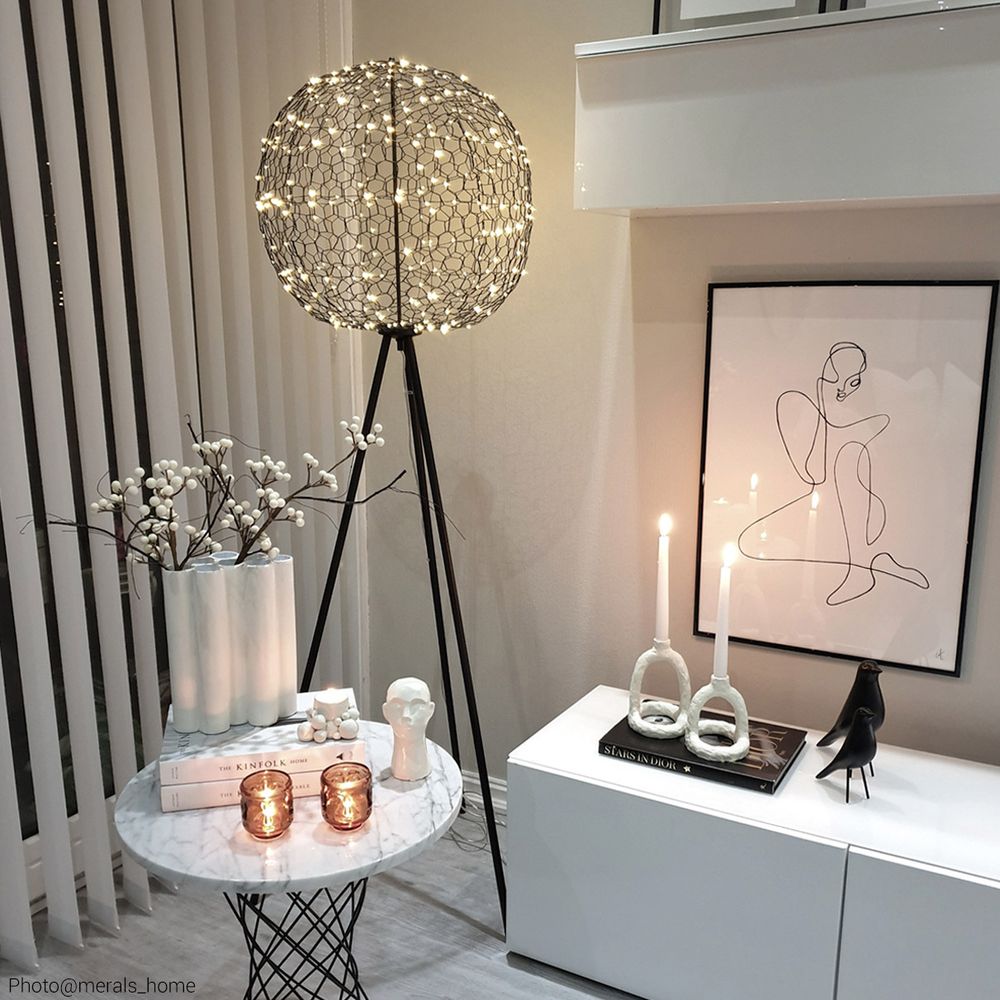 Hayden LED Stehleuchte in modernem Wohnambiente mit einzigartigem Lichtdesign und stilvollem Stativ.