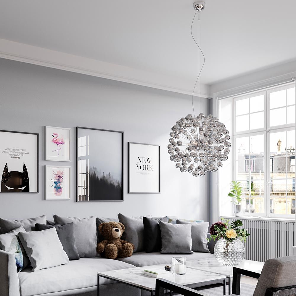 LED-hengelampe Carroll Ø 58 cm krom i moderne stue med stilfull dekorasjon.