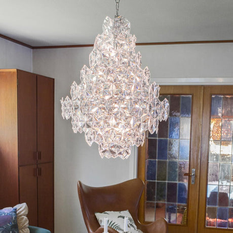 Lampadario Monarque Grande Ø 58 cm Cromo, Trasparente in un ambiente moderno con dettagli in legno.