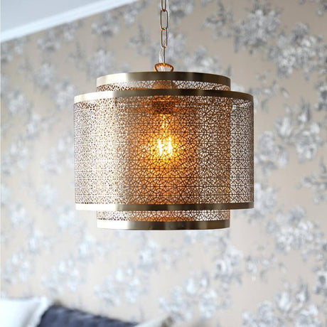 Pendelleuchte Hermine Ø 34cm Messing in modernem Design mit goldenem Licht und durchbrochenem Lampenschirm.