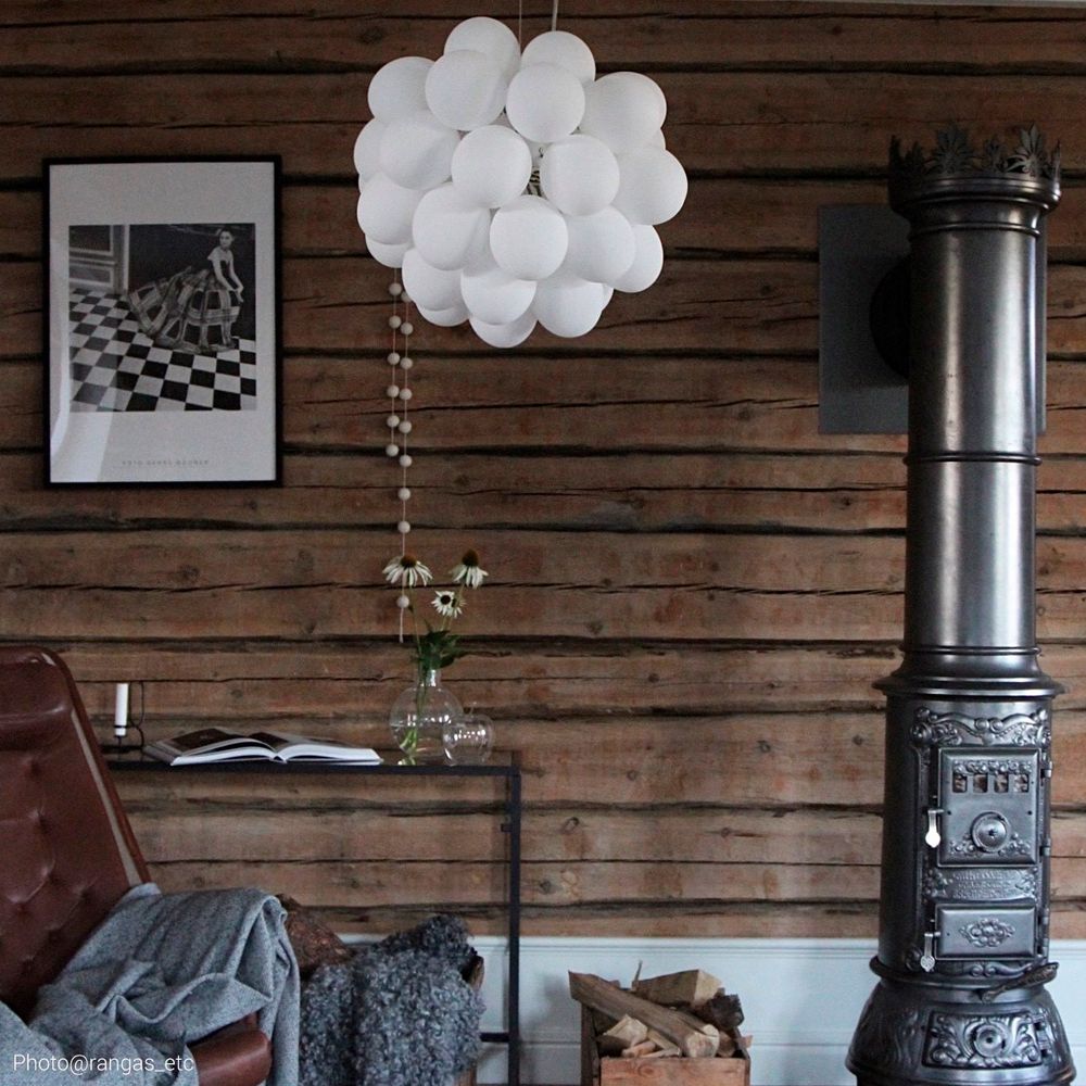 Riesige Glas Hängeleuchte Gross Ø 50cm Weiß in modernem Wohnraum mit Holzverkleidung und stilvollem Ofen.