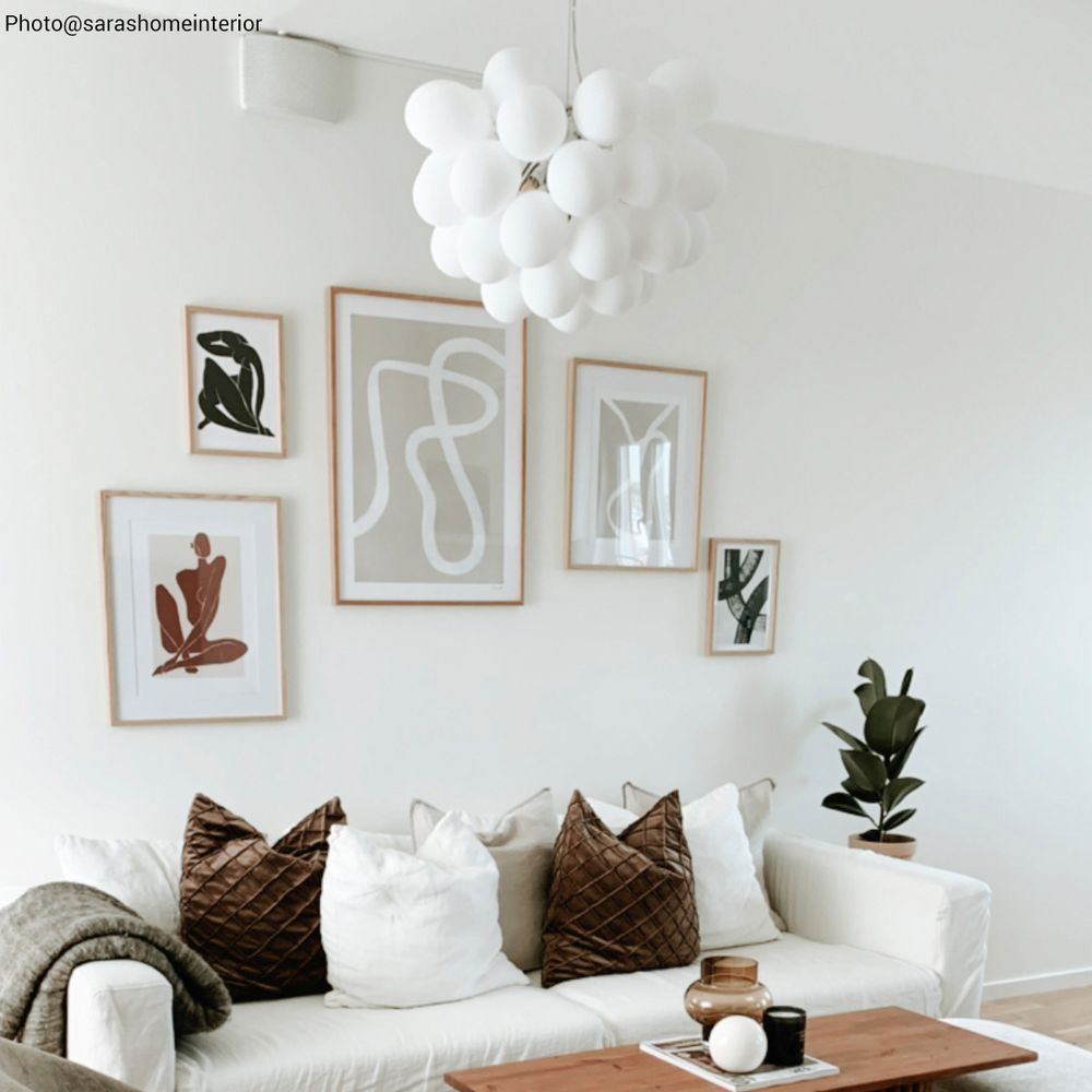 Riesige Glas Hängeleuchte Gross Ø 50cm Weiß im modernen Wohnzimmer mit dekorativen Bildern und Kissen.