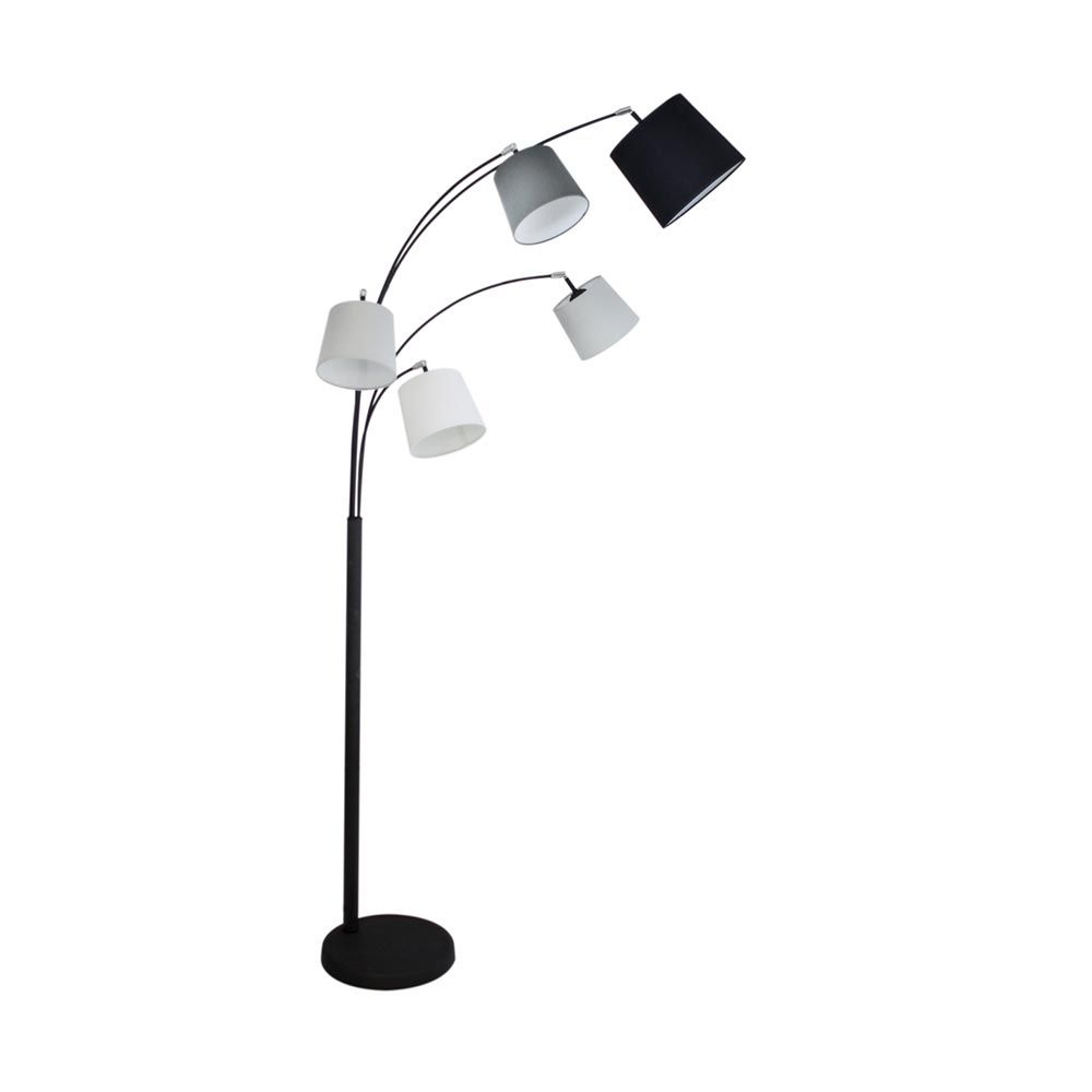 Stående lampe Foggy 5-armet 200 cm med fem forskjellige lampeskjermer i ulike farger og størrelser.