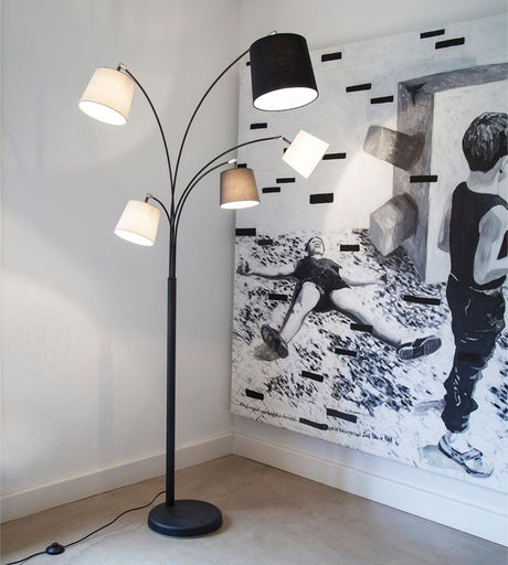 Foggy 5-light floor lamp, 200 cm, with five lampshades and a stylish design in a modern setting.