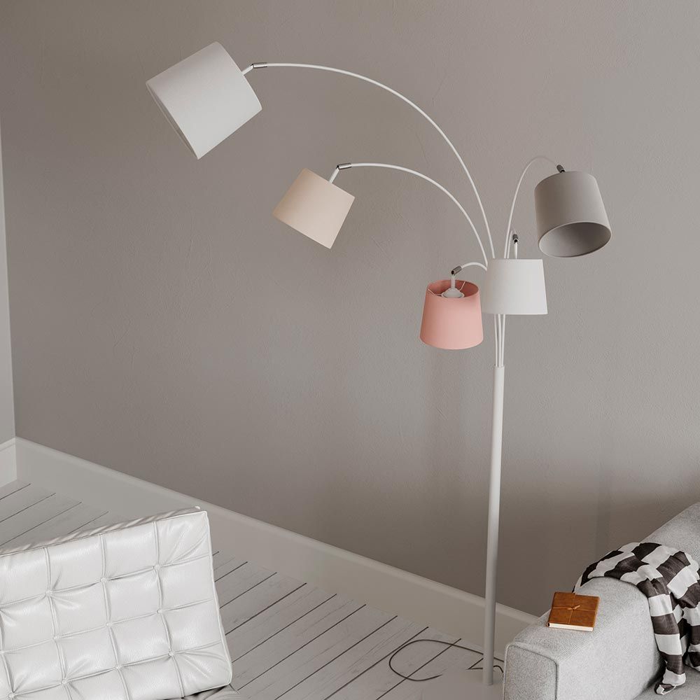 Stående lampe Foggy 5-armet 200 cm med fargede lampeskjermer i den moderne stuen