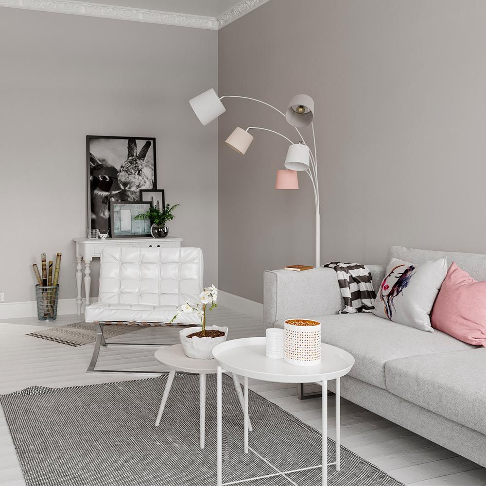 Stående lampe Foggy 5-armet 200 cm i moderne stue, dekorert ved siden av sofa og lenestol.