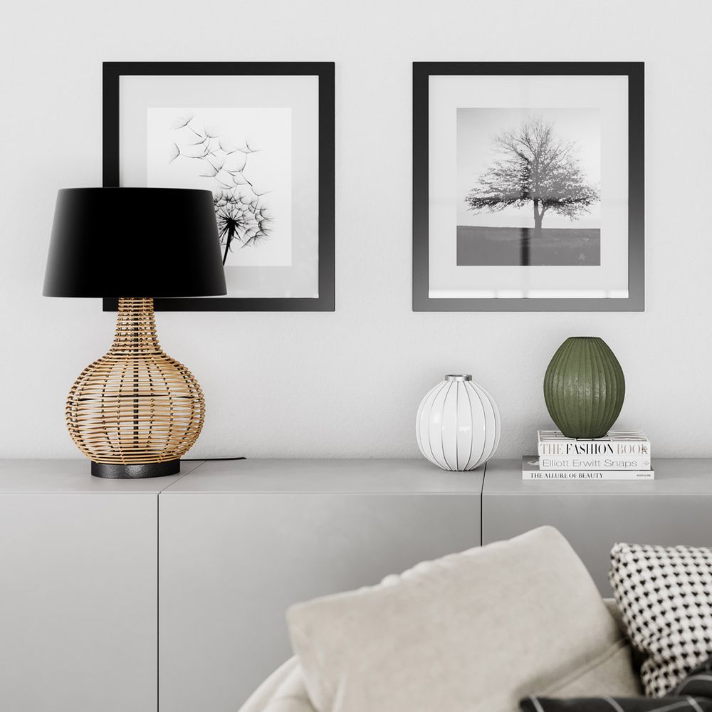 Tischlampe Granada aus Rattan in modernem Wohnzimmer mit Bildern und dekorativen Objekten.
