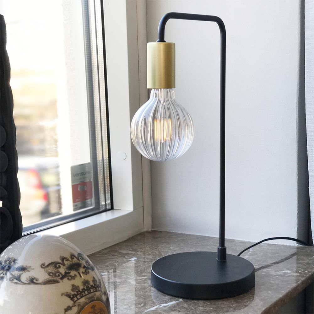 Tafellamp Fondi 45cm Zwart, Messing op een tafel met een heldere gloeilamp en een zwart metalen standaard.