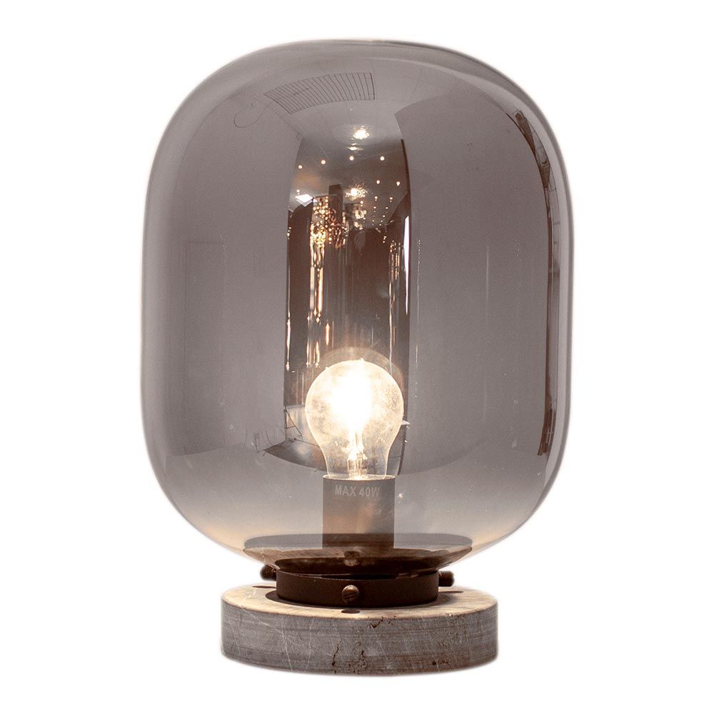 Bordlampe Leola røykglasskjerm med røykglasskjerm, matt svart metall og grå steinbase.