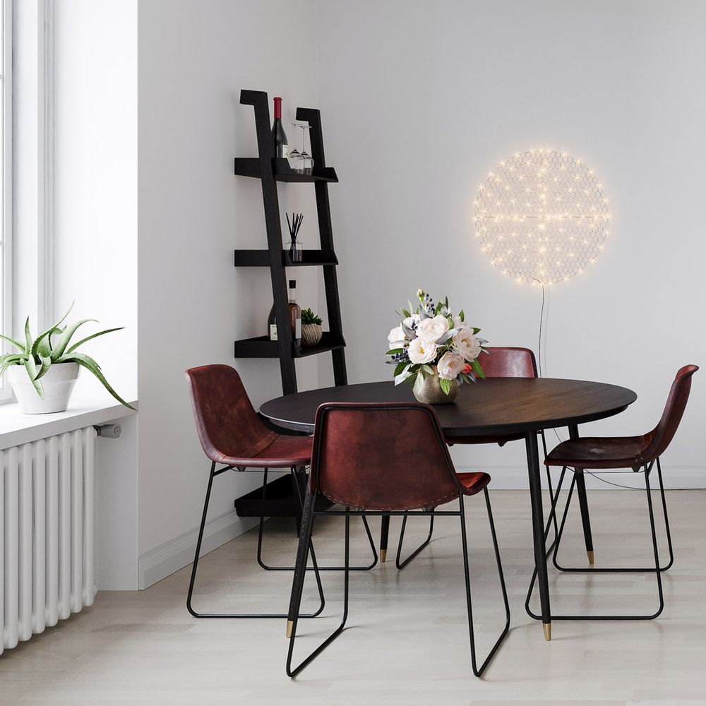 Wandlampe Hayden Ø 70cm in modernem Essbereich mit eleganten Stühlen und Blumenarrangement.