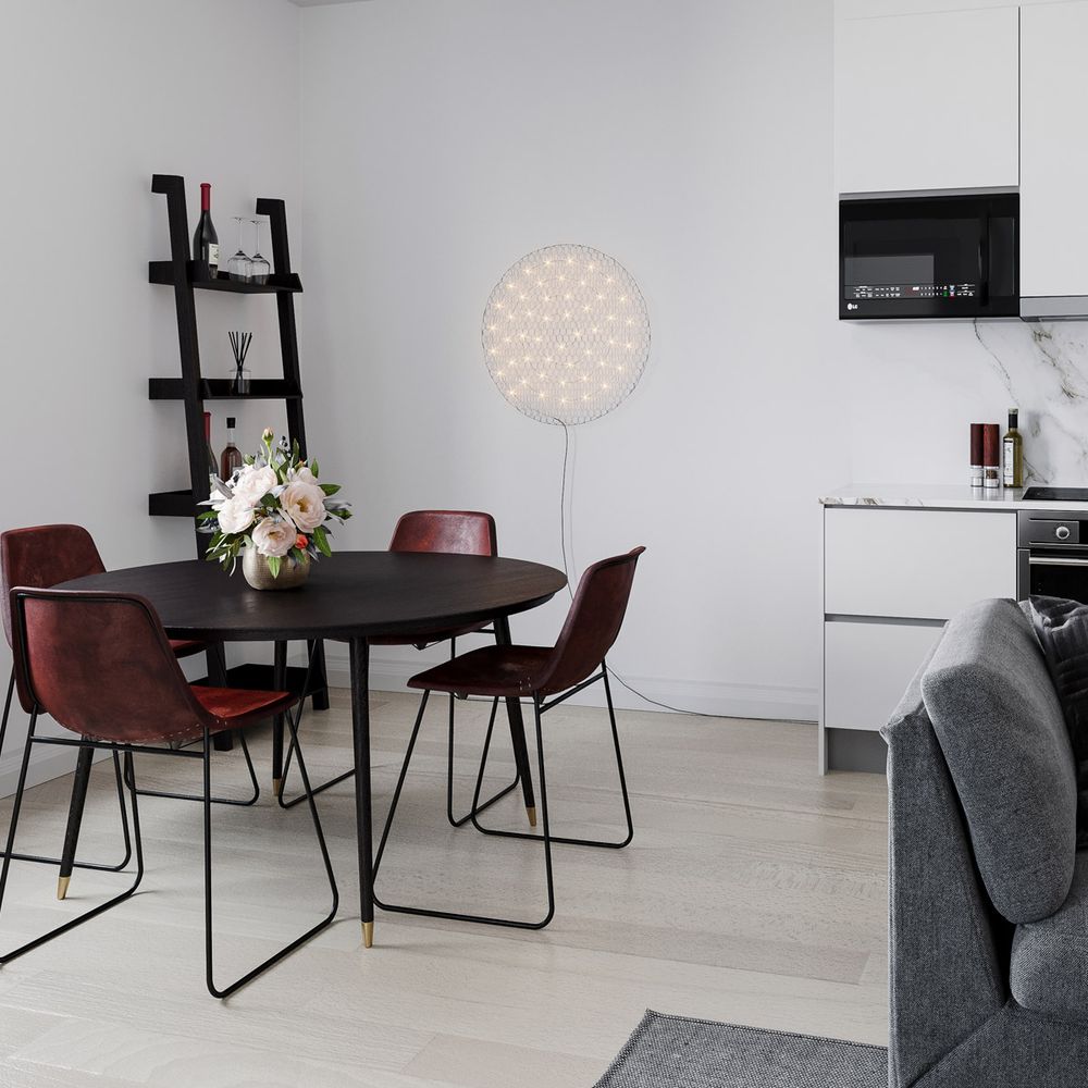 Wandlampe Hayden Ø 70cm in modernem Wohnzimmer mit Esstisch und Stühlen.