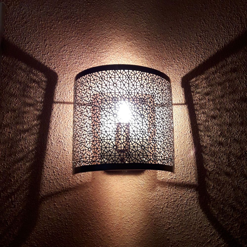 Vegglampe Hermine 21 cm messing i moderne design med dekorative skyggespill på veggen