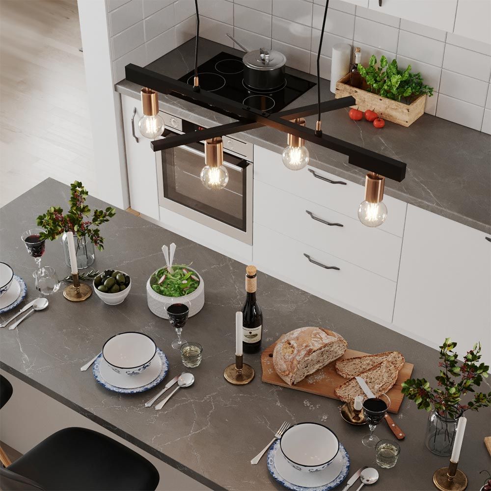 Hanglamp Zeona verstelbare arm Zwart-Messing boven een eettafel met gedekte tafeloppervlak.