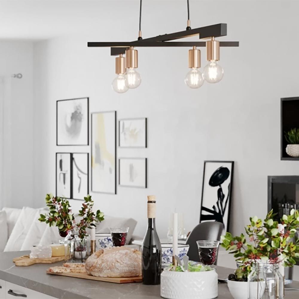 Hanglamp Zeona verstelbare arm Zwart-Messing boven een moderne eetruimte.